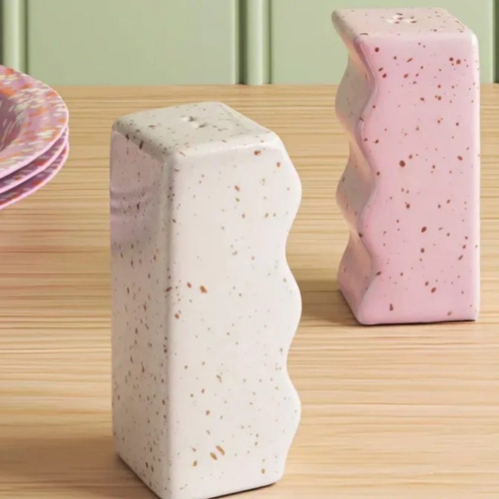 Room Essentials NWT Wavy Stoneware Salt & Pepper Shaker Set In Pink/Cream